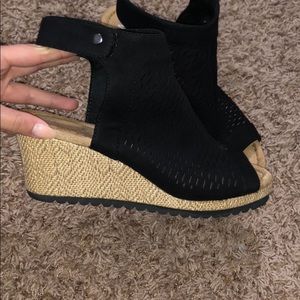 Back mesh open toed wedges
